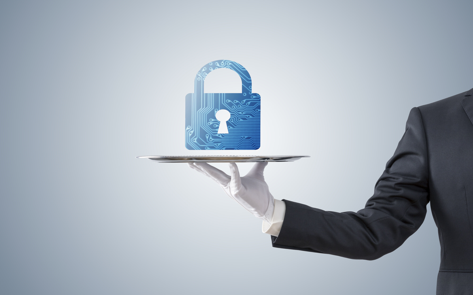 Бизнесмен с охраной. Безопасность бизнесмена курс. Телохранителями около машин. Машины телохранителей. Телохранитель в черном костюме.