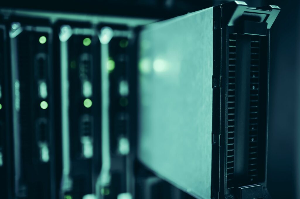 Tiroir de disque hot-swap extrait d'une baie serveur, éclairage moderne de datacenter