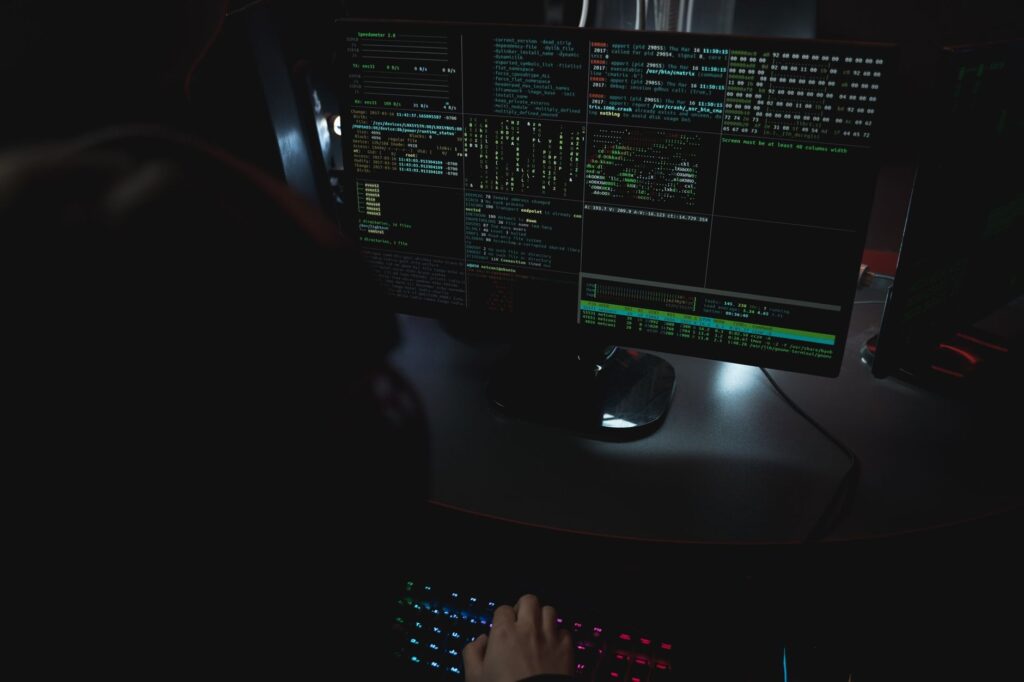 Poste de travail avec plusieurs écrans de code, analyse de sécurité informatique