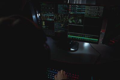 Poste de travail avec plusieurs écrans de code, analyse de sécurité informatique