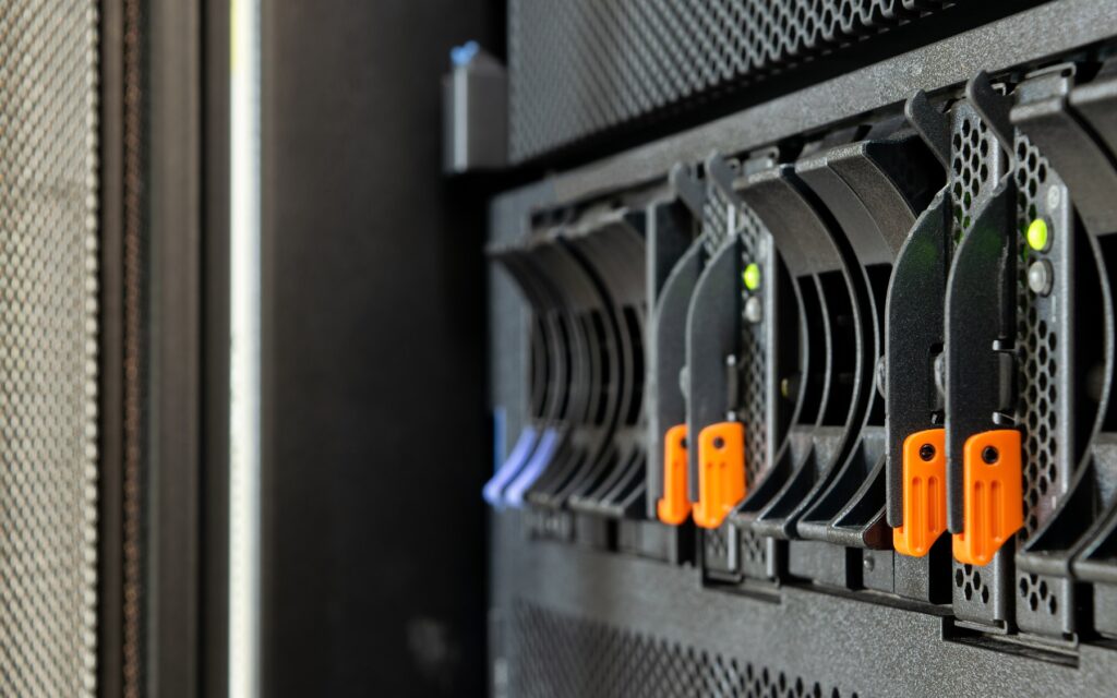 Baie de disques d'un serveur de stockage avec leviers orange et voyants verts
